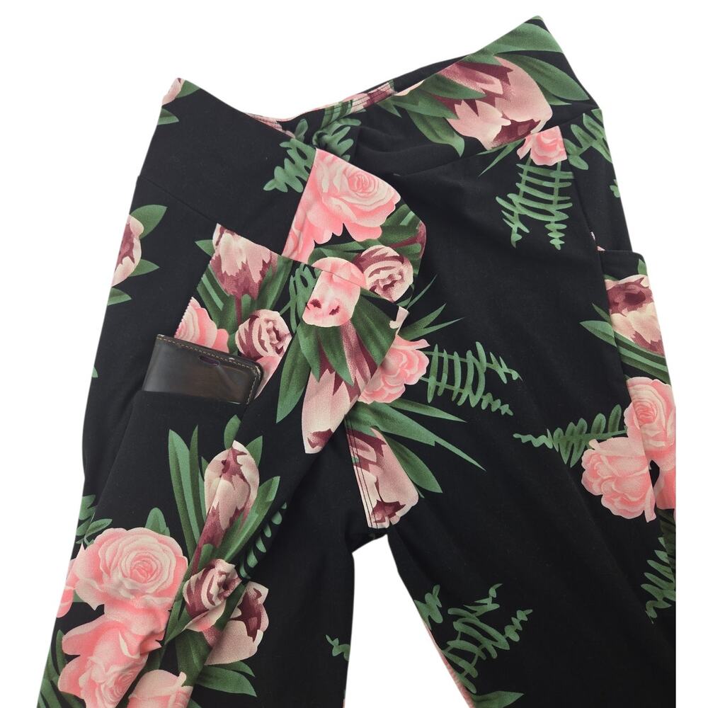 Simple Addiction | Black Leggings w/Roses & Pockets | Size Curvy (16-20) - Picture 3 of 4